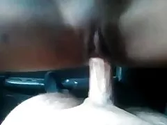 Matanda asyano rides sa kotse