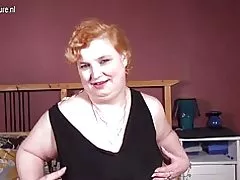 Malaking baguhan lola na may paboritong laruan itim