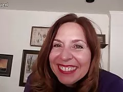 Malikot american ina sa paglalaro sa kanyang sarili