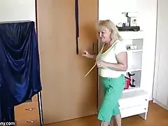 Oldnanny mabintog na matanda sa matanda ay nagpe-play na may kiki